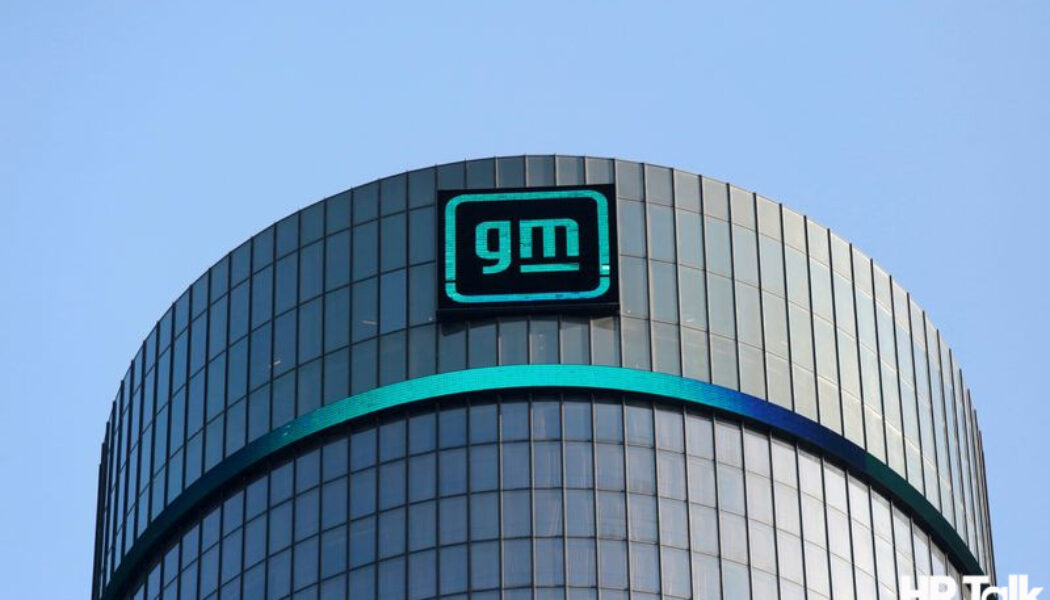 General Motors is closing its Arizona IT centre and eliminating 940 jobs.