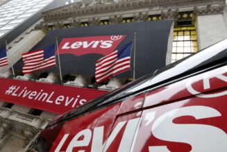 Levi announces global employment layoffs despite poor revenue forecasts.
