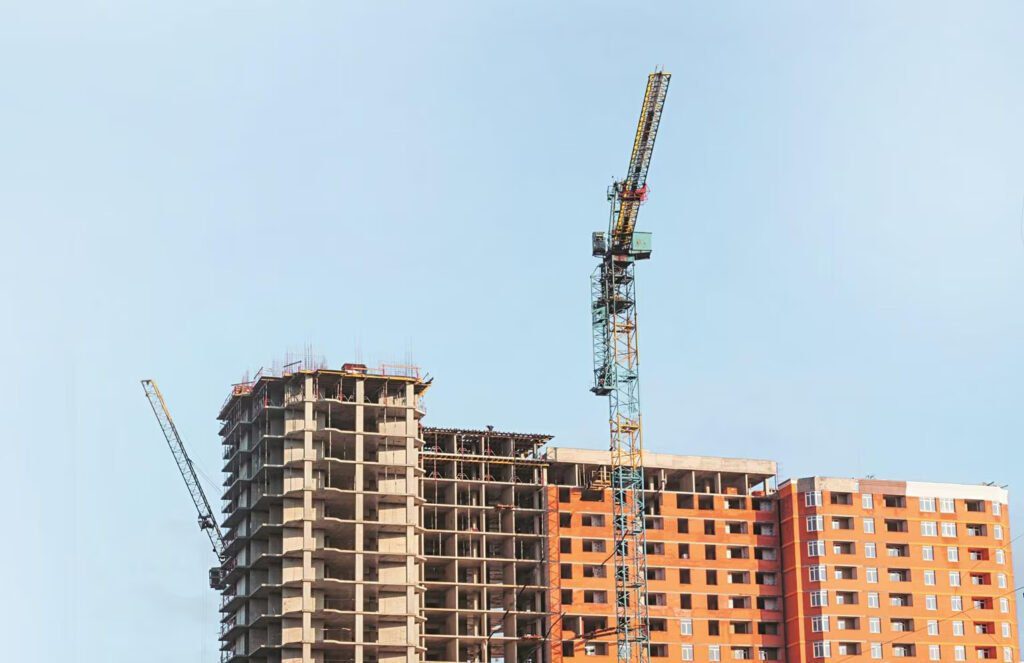 Employment increases by 86% in the real estate and construction sectors